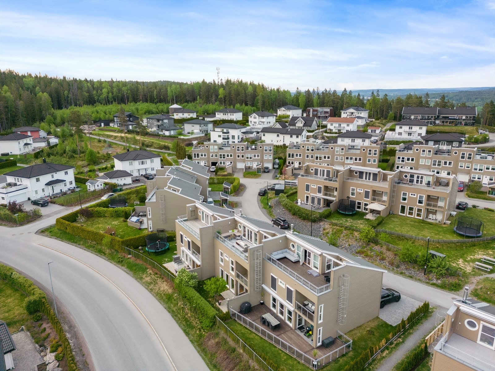 Eneboligen ligger i et rolig, populært og barnevennlig boligområde på Garderåsen i Lillestrøm kommune. Garderåsen er omgitt av skog og byr på gode oppvekstvilkår, med skole, barnehage, buss, lekeplasser og fotballbane Galleribilde