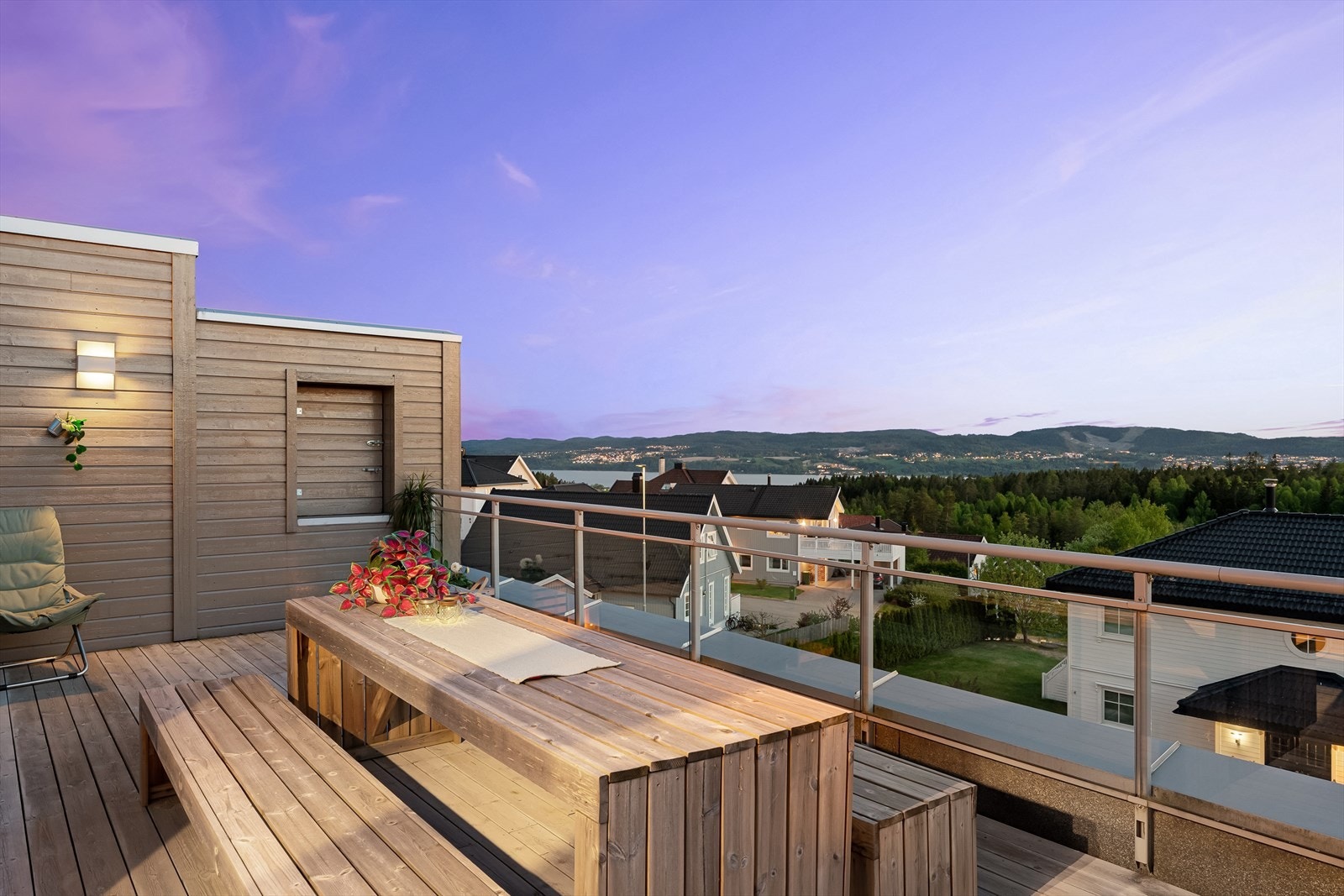Fra loftstuen er det utgang til en solfylt takterrasse på ca. 40 kvm med flott utsikt Galleribilde