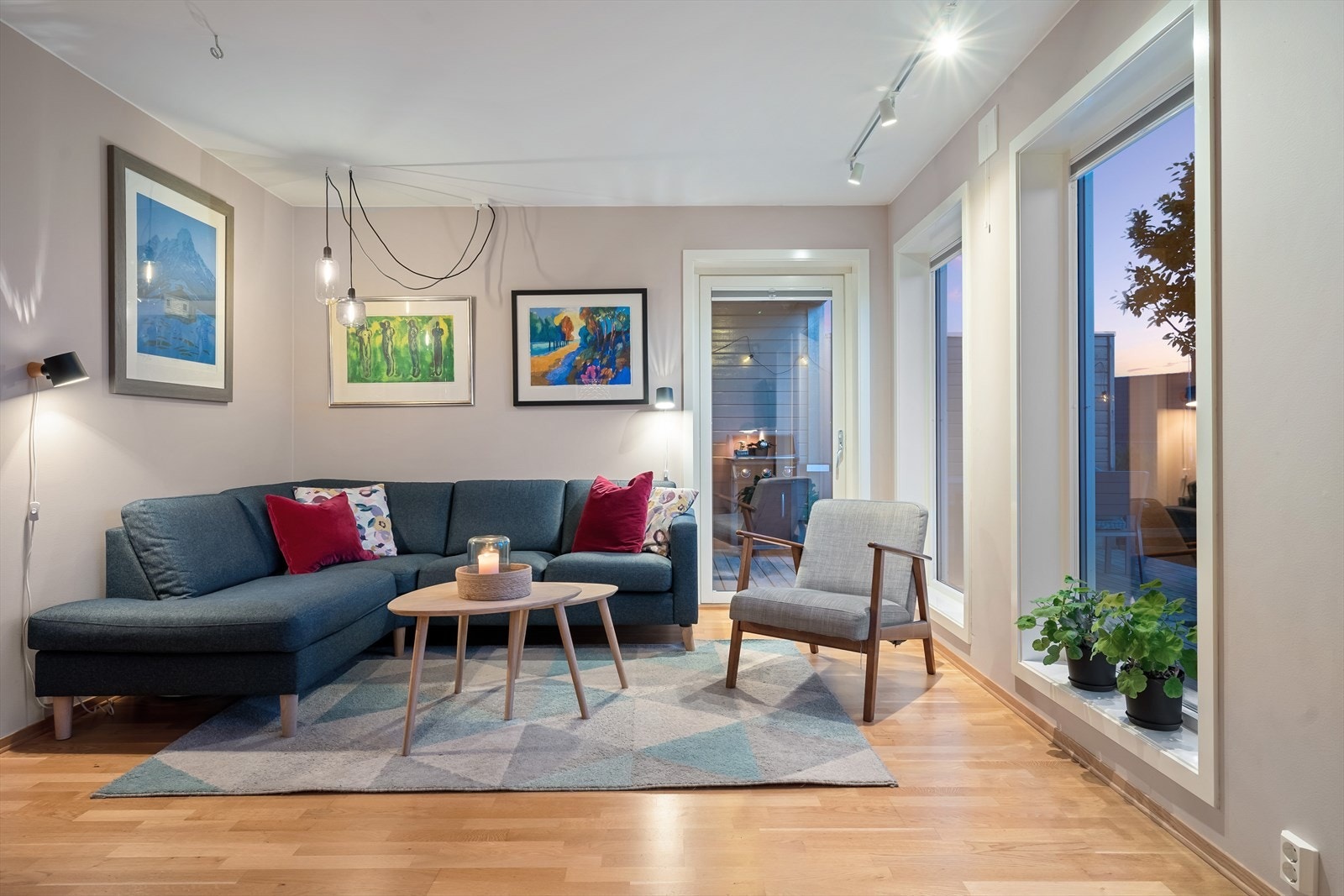 En glassdør fører ut til en solrik terrasse i hagen, og om sommeren er det hyggelig å trekke ut for grillmiddager i varmen Galleribilde