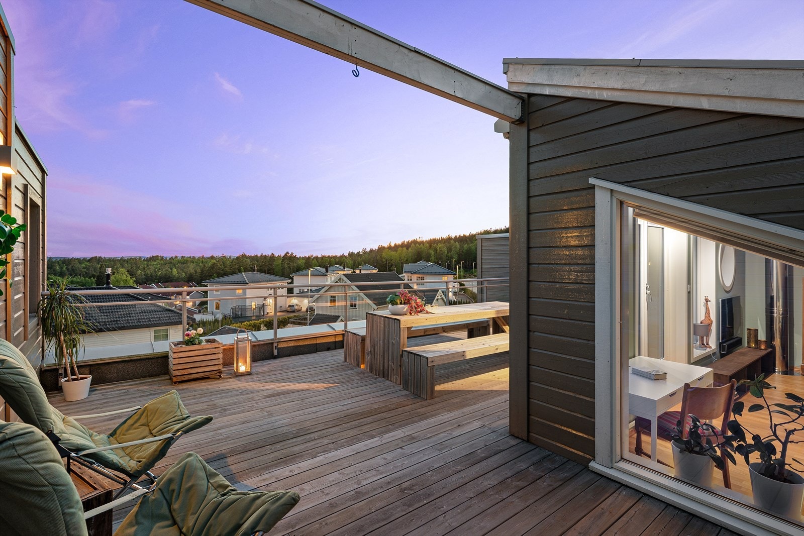 Loftstuen har utgang til en herlig takterrasse på ca. 40 kvm, med nydelig, vidstrakt utsikt over nærliggende bolig- og naturområder Galleribilde