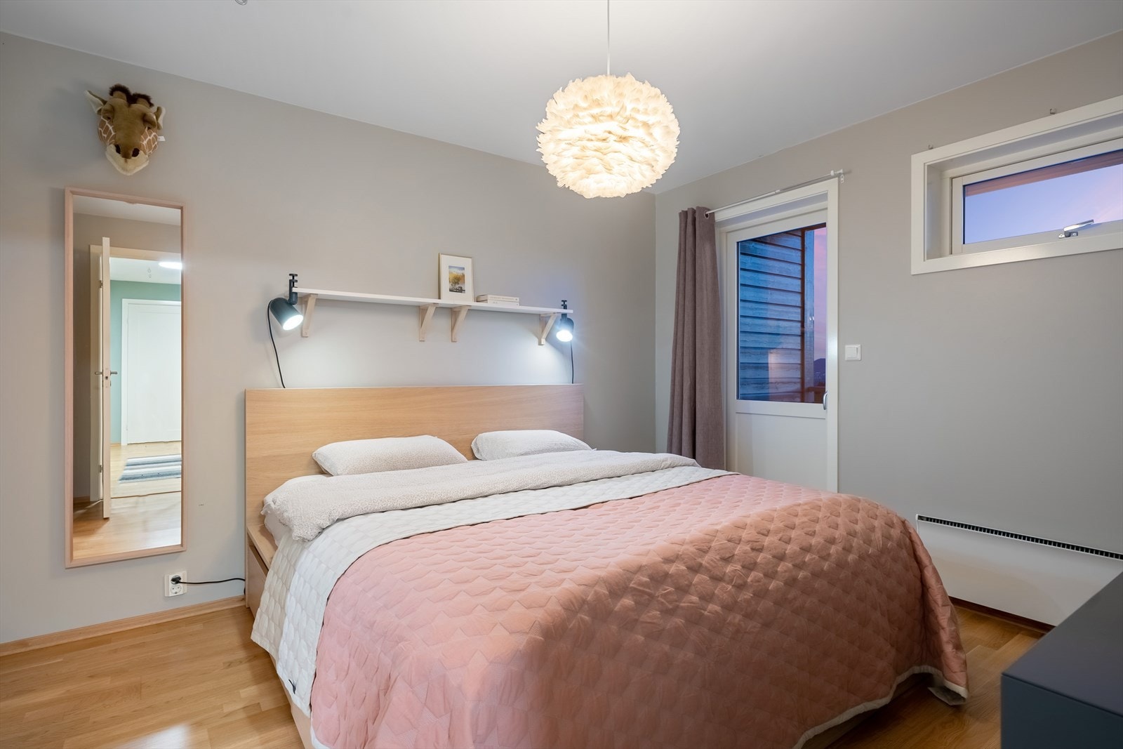 Hovedsoverommet ligger i en egen fløy, med bad, walk-in closet og utgang til en overbygd balkong. Garderoben har to store, åpne skap med hyller, skuffer og stenger for oppheng Galleribilde