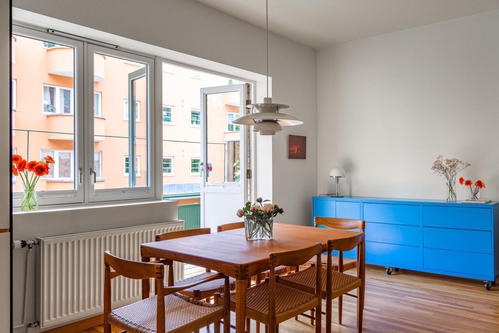 Store vindusflater slipper inn rikelig med naturlig lys i leiligheten Galleribilde