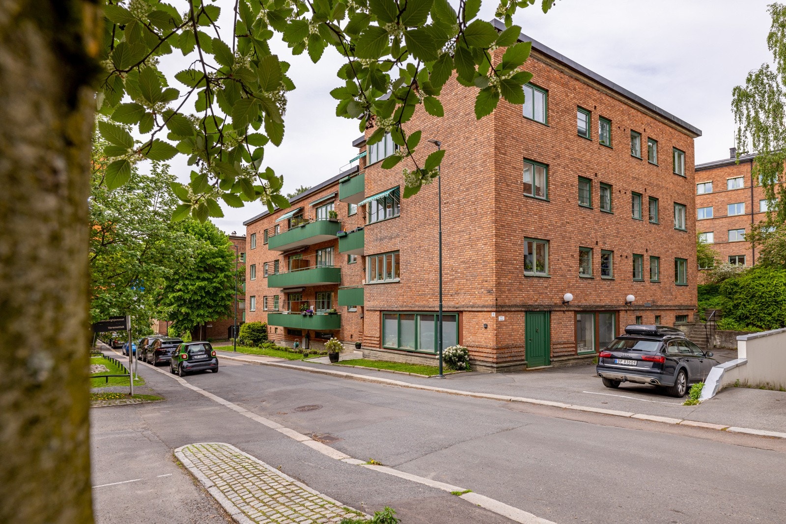 Tilbaketrukket og svært stille i enveiskjørt gate og allikevel umiddelbar nærhet til offentlig kommunikasjon og en rekke servicetilbud Galleribilde