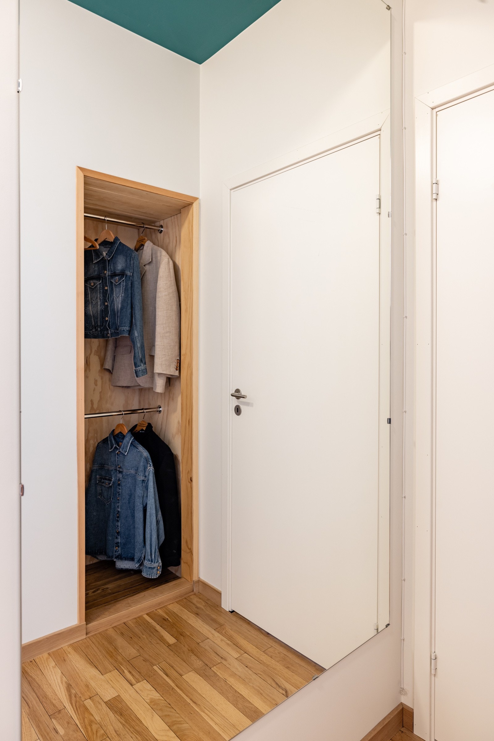 Smarte oppbevaringsløsninger og stort speil i gang/entré Galleribilde