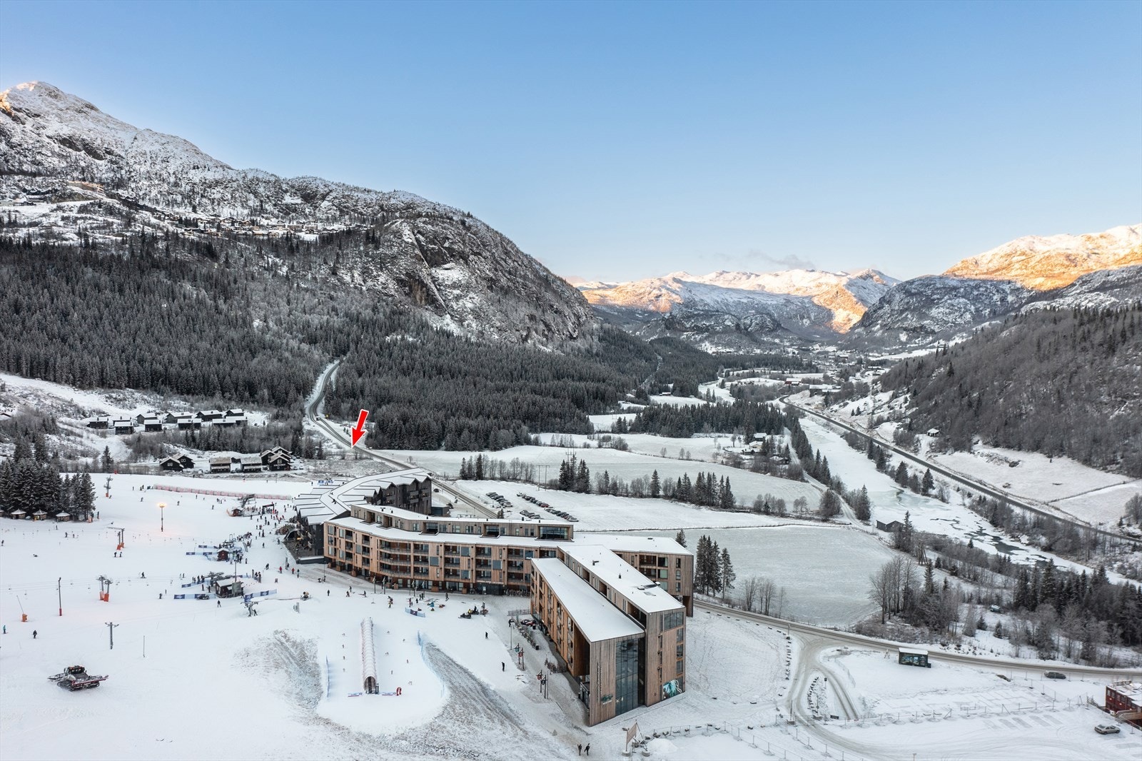 Tomten ligger like i nærheten av Hemsedal Alpinlodge og Hemsedal Skisuites. Galleribilde