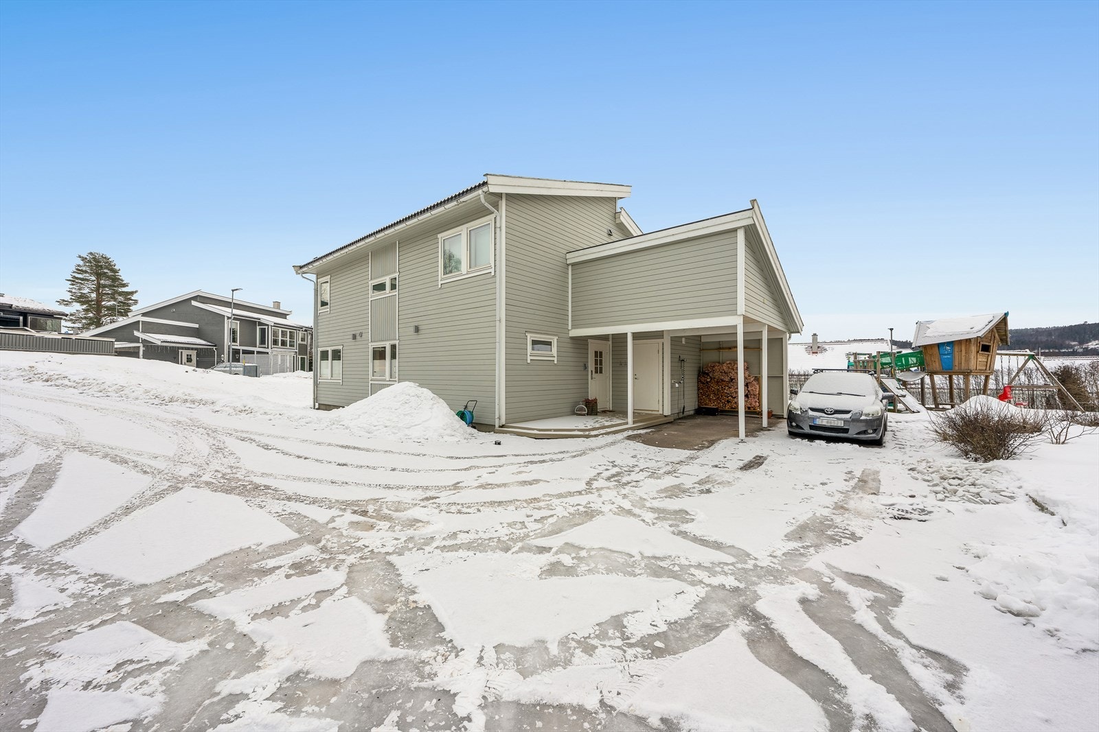 Fasade og carport. Også biloppstilling ved siden av carport Galleribilde