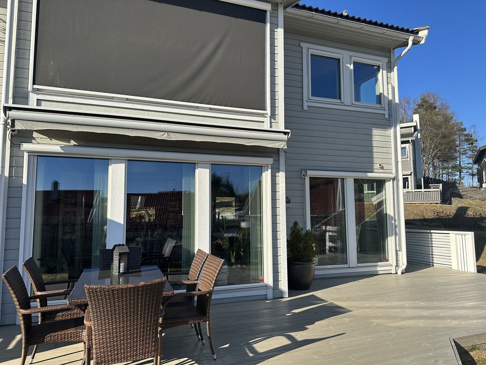 Fasade - motorstyrt solskjerming Galleribilde