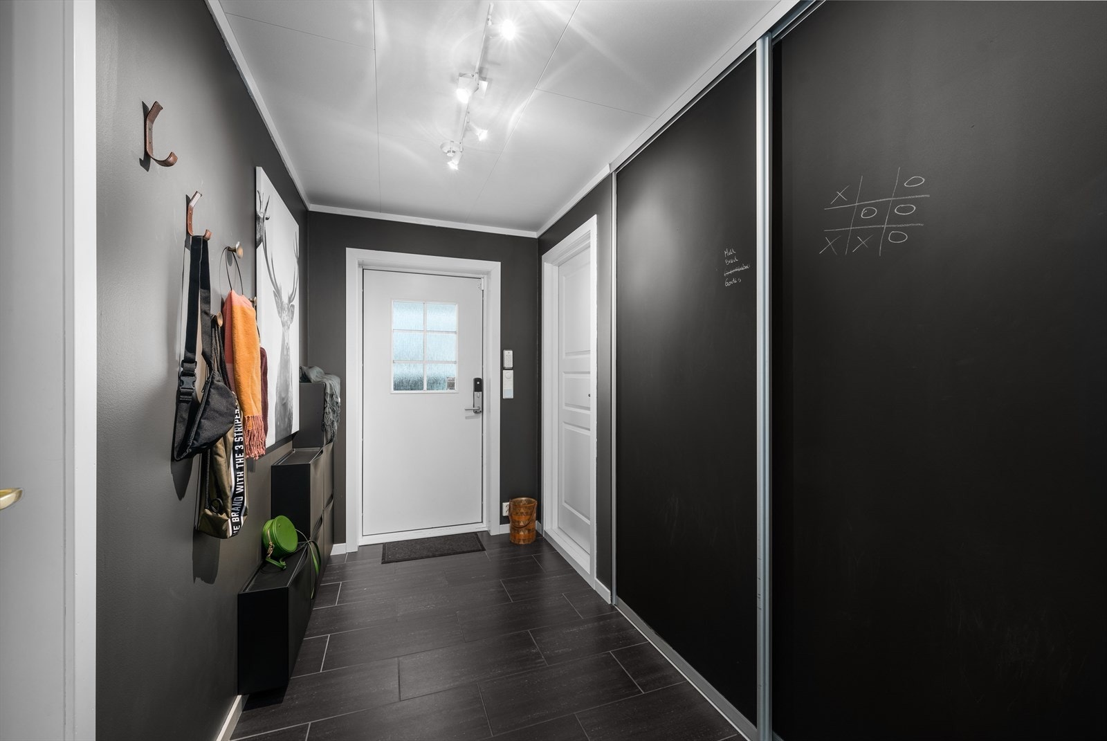 Entré/Gang - skyvedørsgarderobe til høyre Galleribilde