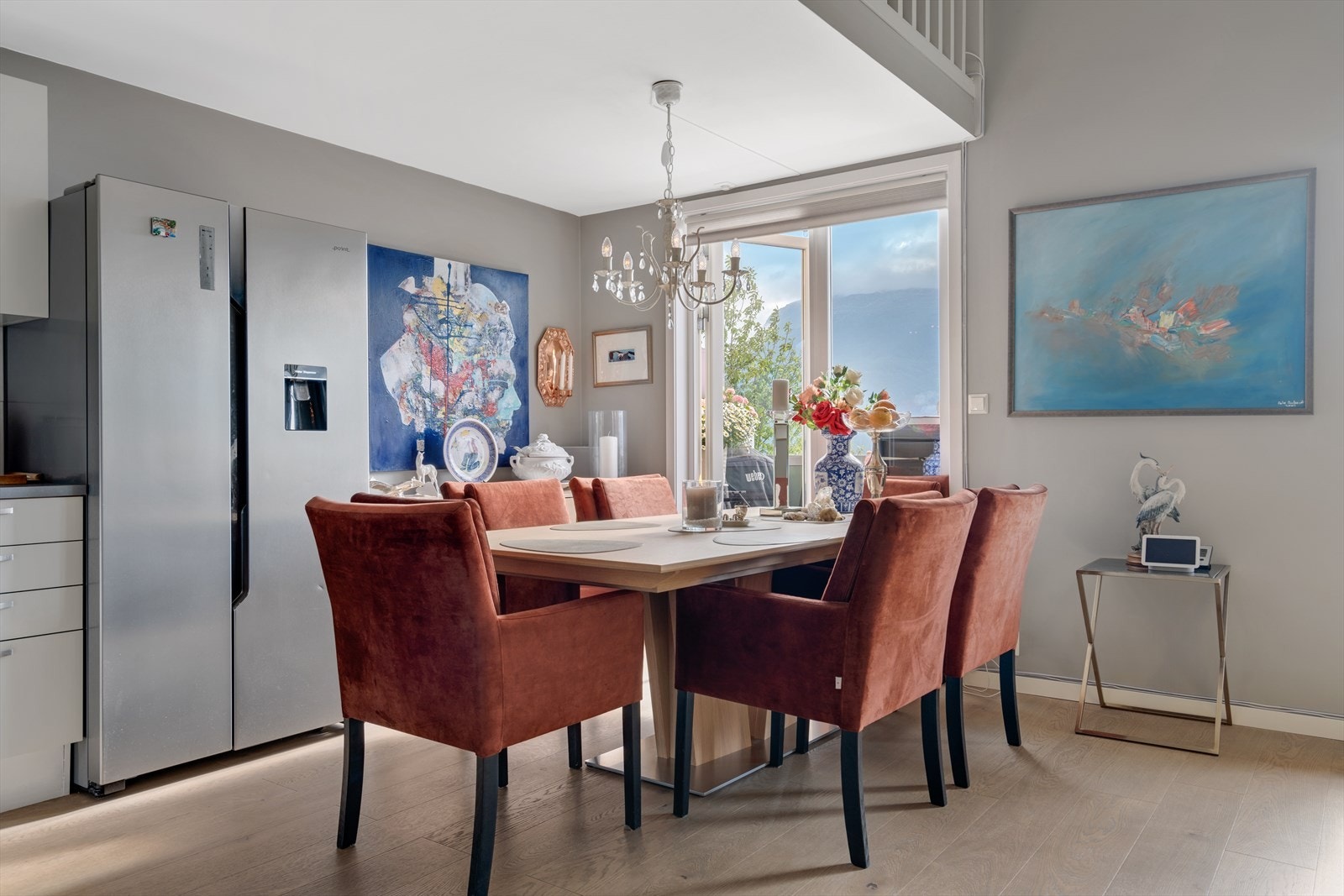 Spiseplass og utgang til balkong Galleribilde