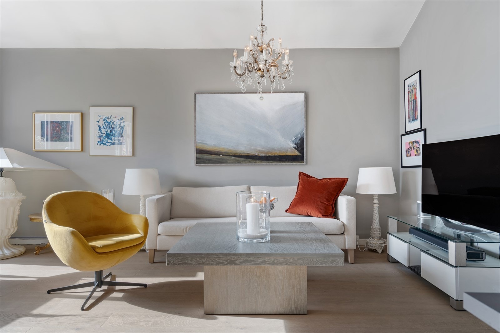 Pene overflater på gulv og vegg med listefri overgang til himling Galleribilde