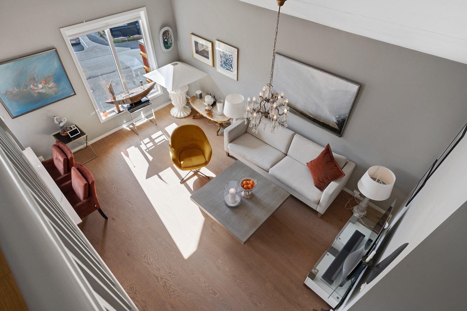 Åpen himling i stuen som gir god romfølelse Galleribilde