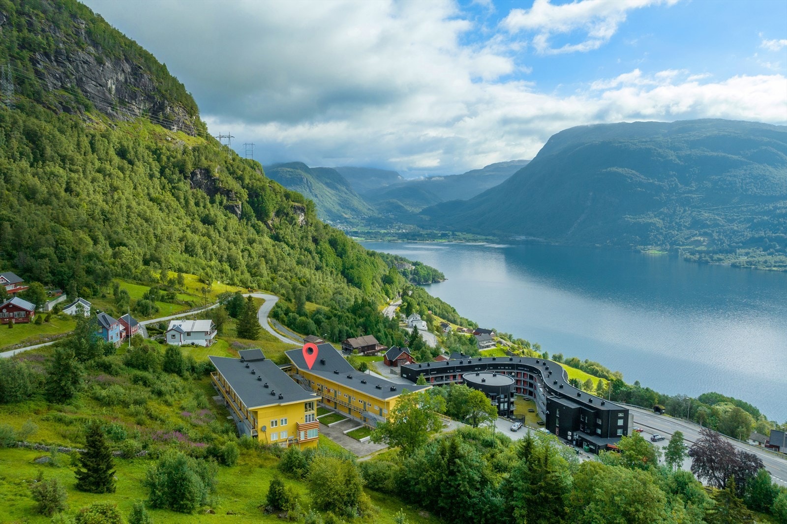 Velkommen til Håra 35! Toppleilighet med to soverom og hems - Fantastisk utsikt! Galleribilde