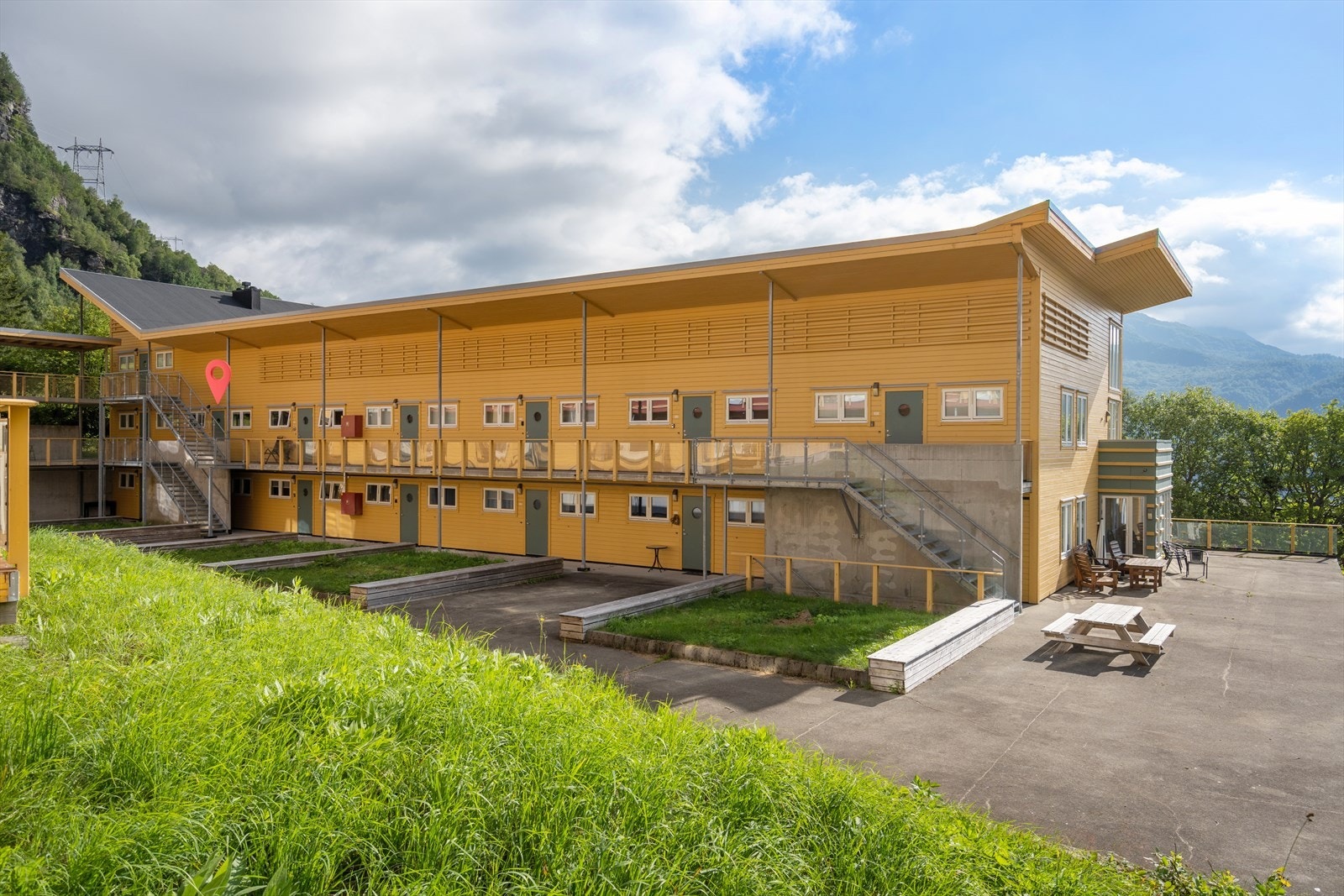 Leiligheten ligger i byggets 2. etasje og har tilgang til heis Galleribilde