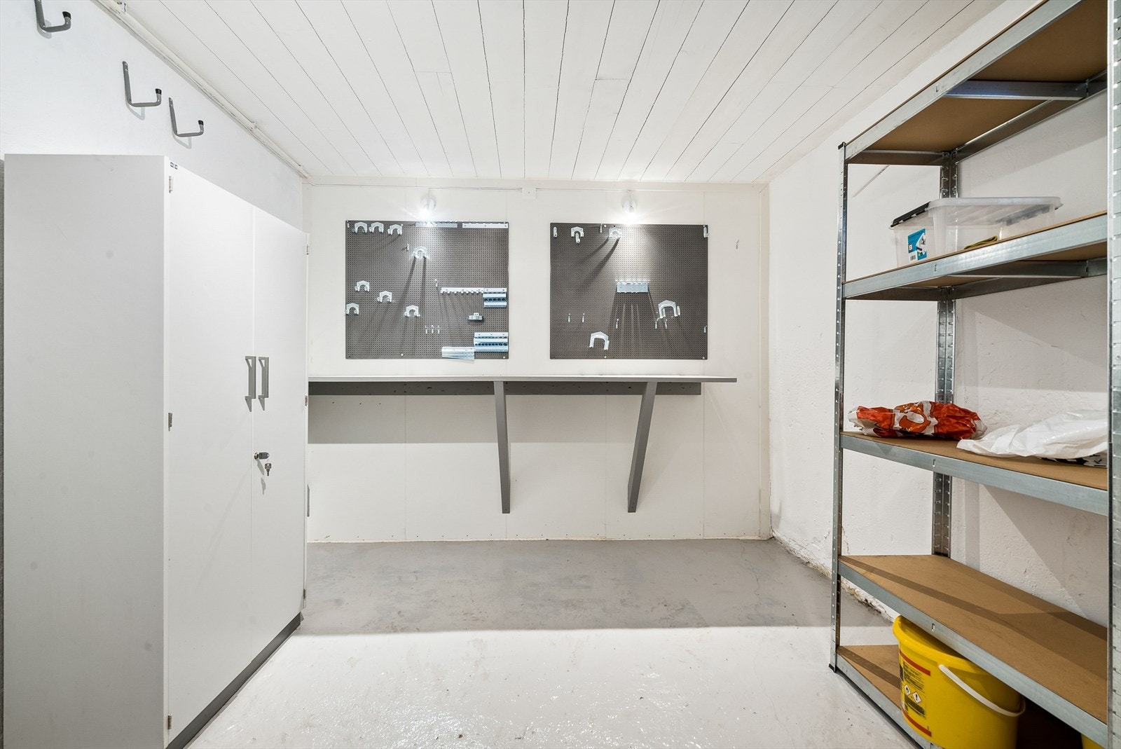 To tilhørende boder i kjeller på til sammen ca. 20m2. To felles vaskerom. Galleribilde