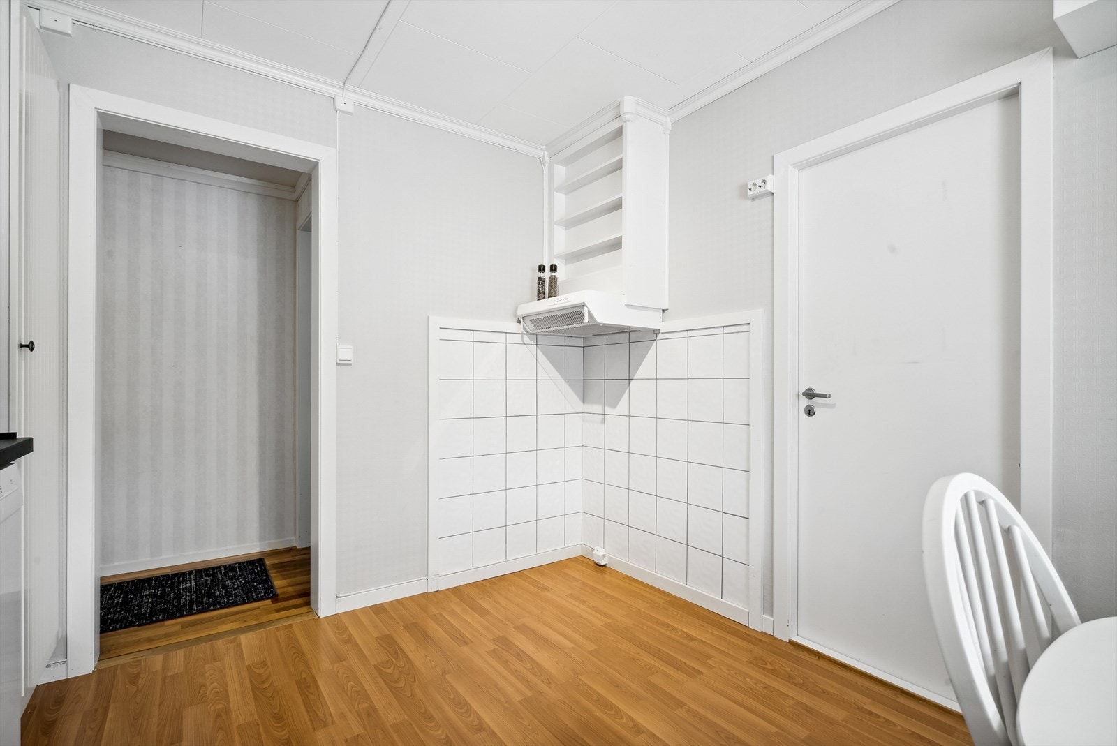 I hjørnet er det lagt opp til komfyr med avtrekk over Galleribilde