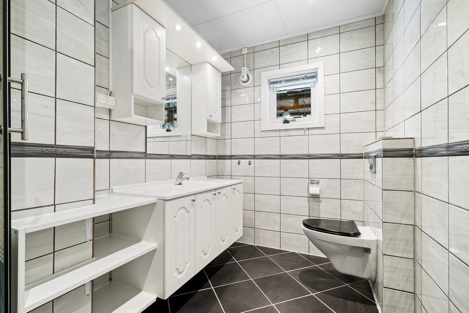 Badet er flislagt og har varmekabler i gulv Galleribilde