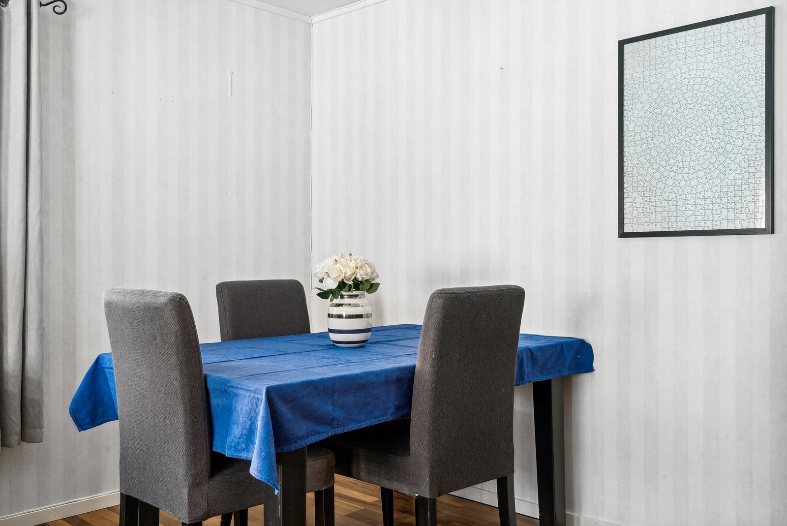 Samle familie eller venner rundt middagsbordet for et hyggelig måltid Galleribilde