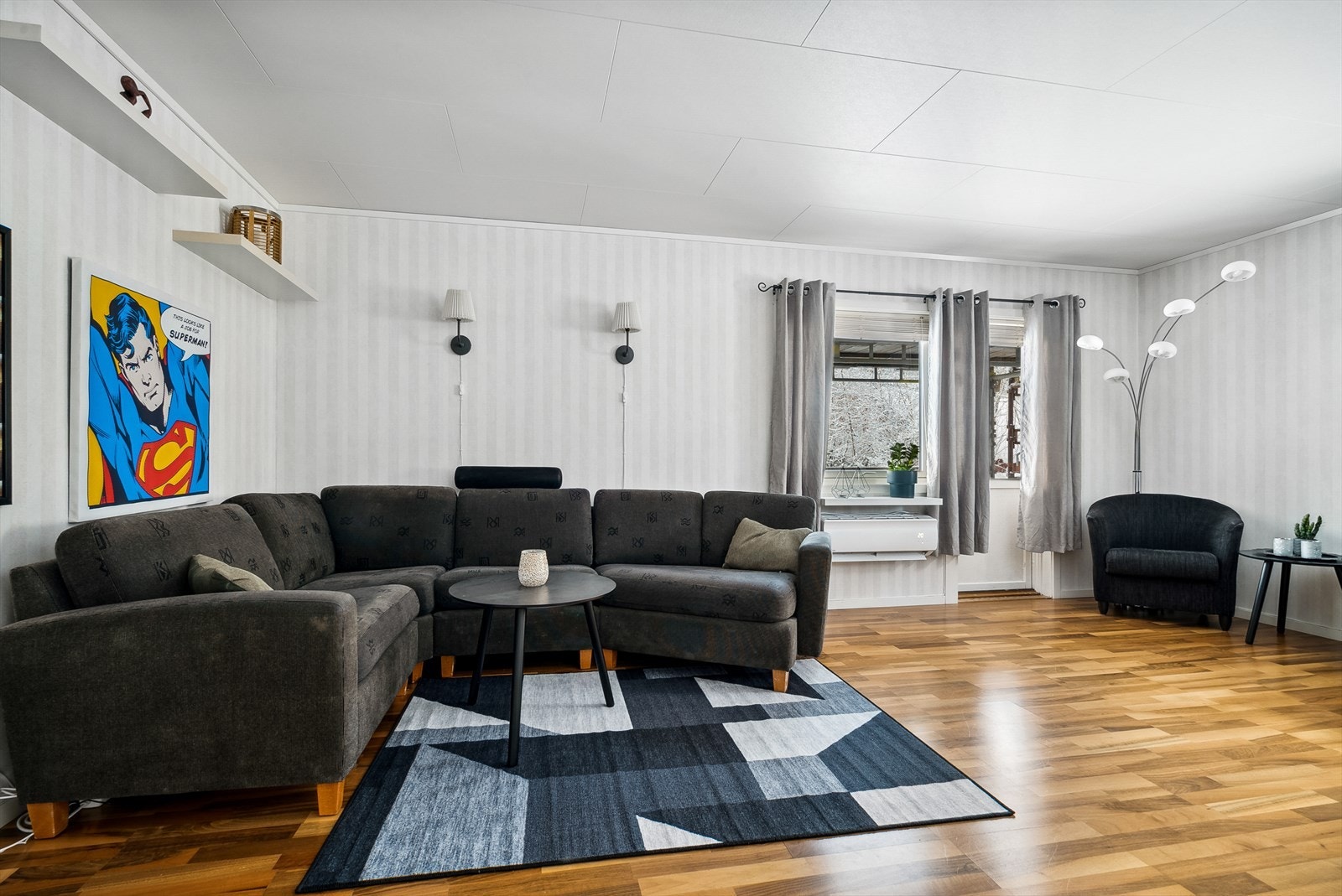 Vi beveger oss inn i en lys og koselig stue Galleribilde