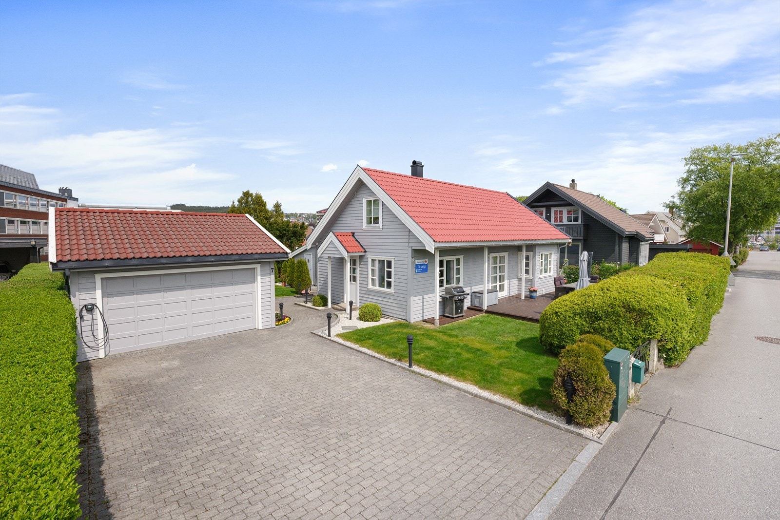 Stort gårdsrom med plass til flere biler Galleribilde