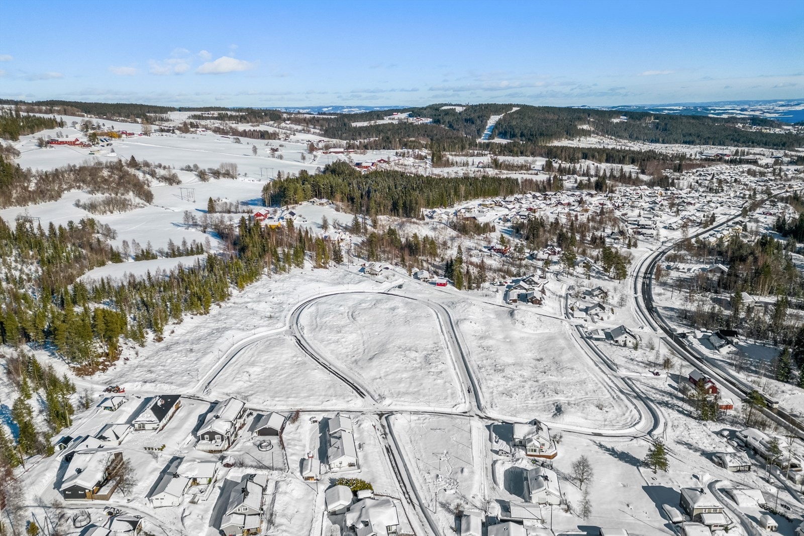 Til Grande barneskoleskole og Bybrua barnehage er det ca. 1,5 km. Galleribilde