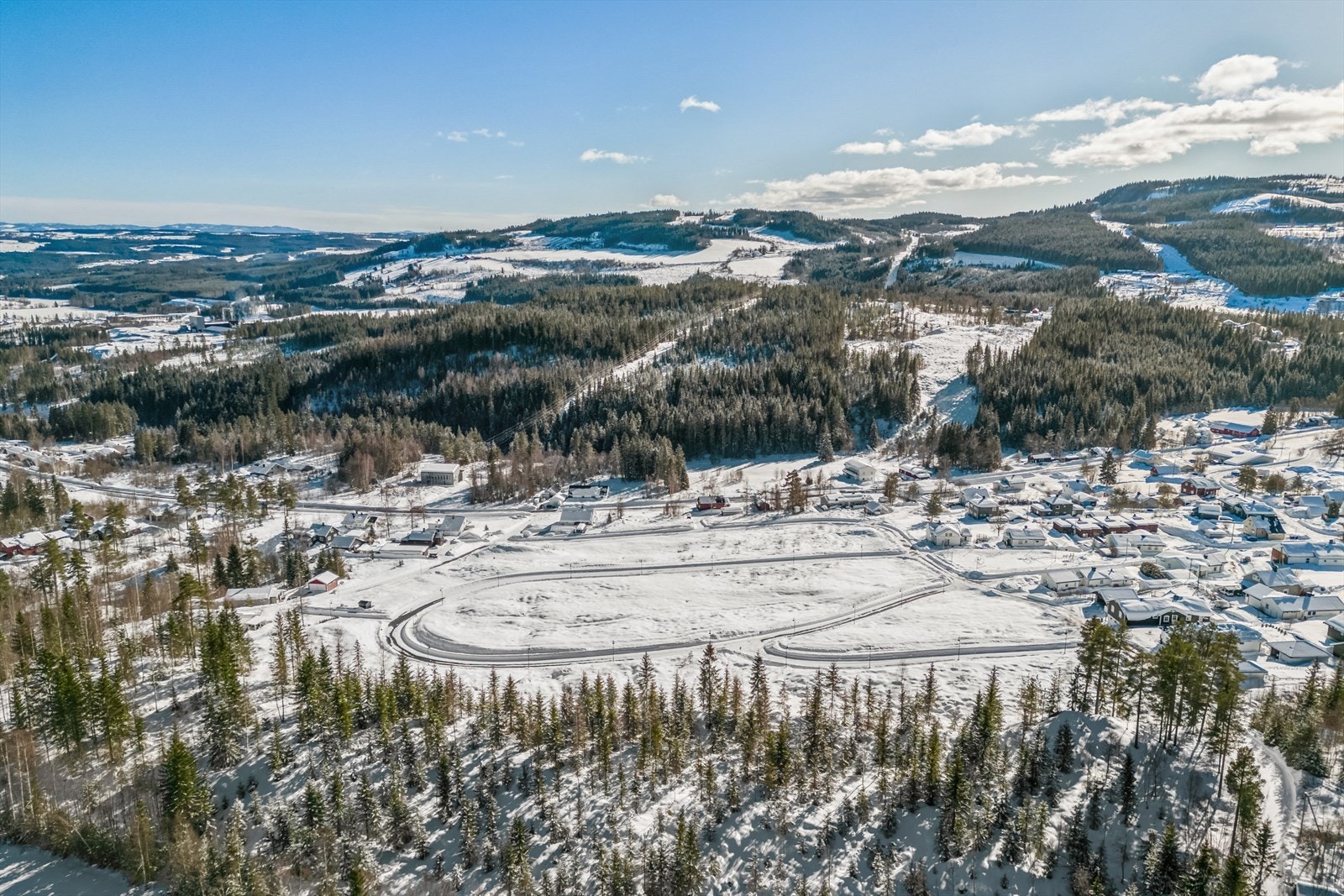 Tomtefeltet ligger ca. 4 km fra Hunndalen sentrum med de servicetilbud og fasiliteter som finnes der. Galleribilde