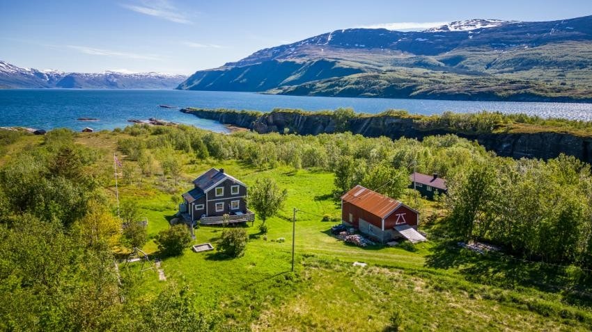Eiendommen ligger spektakulært til, helt ytterst mot havet i Vassvik på Handnesøya Galleribilde