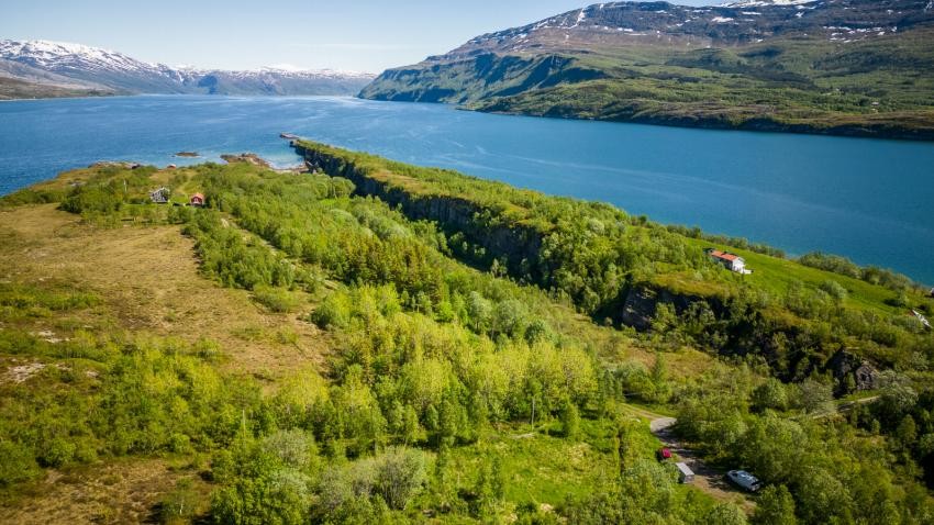 Til øya hører Sauraholmen, Handnesholmen og Vallaholmene. Kommunens største fiskevann, Storvatnet finnes på nordsiden av Stokkatinden Galleribilde