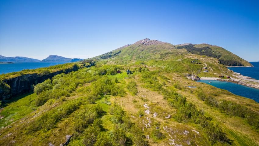Like nord for nordspissen av øya, mellom Vassvik og fastlandet, finnes et av de dypeste havdypene på Helgeland med en dybde på over 620m Galleribilde