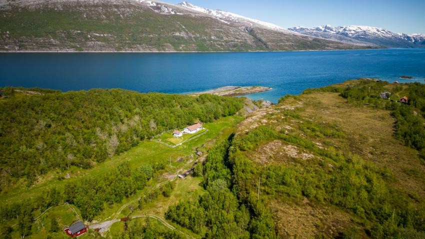 Det medfølger 6 leietomter der det er tinglyste festekontrakter med nåværende grunneier. Galleribilde