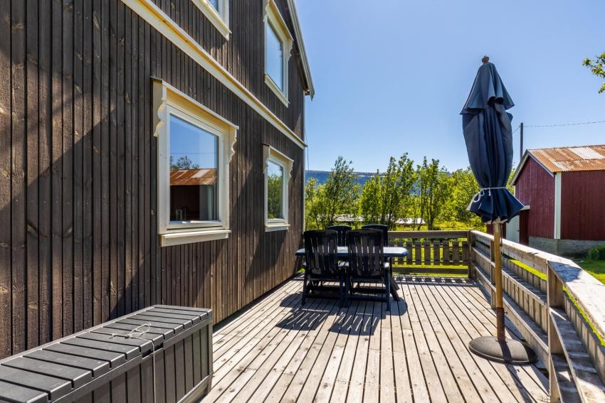 Romslig, solrik terrasse. Galleribilde