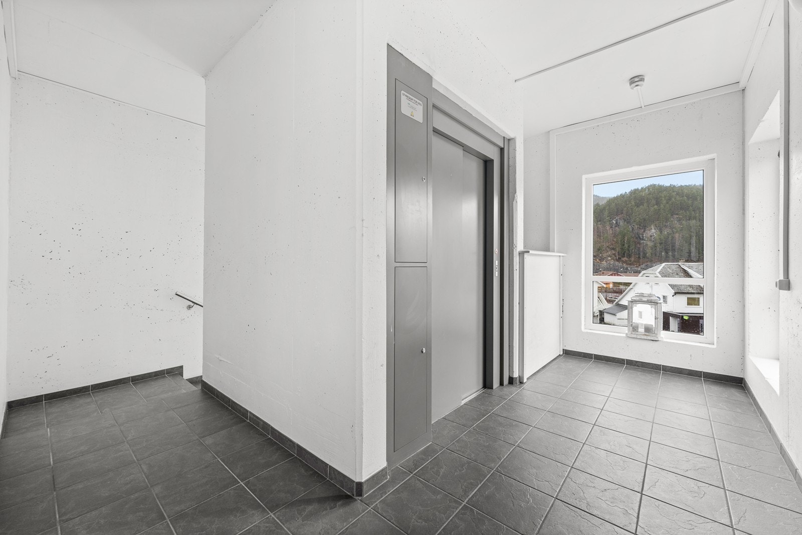 Trapp og heis opp til leiligheten både fra garasje og bakkeplan/ parkeringsplasser Galleribilde