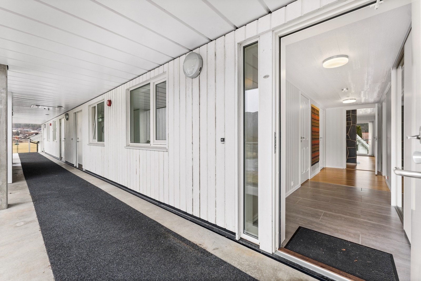 Fra heis/ trapp er overbygd hele veien til inngangsparti. Man kan altså gå tørrskodd fra garasjen og opp Galleribilde
