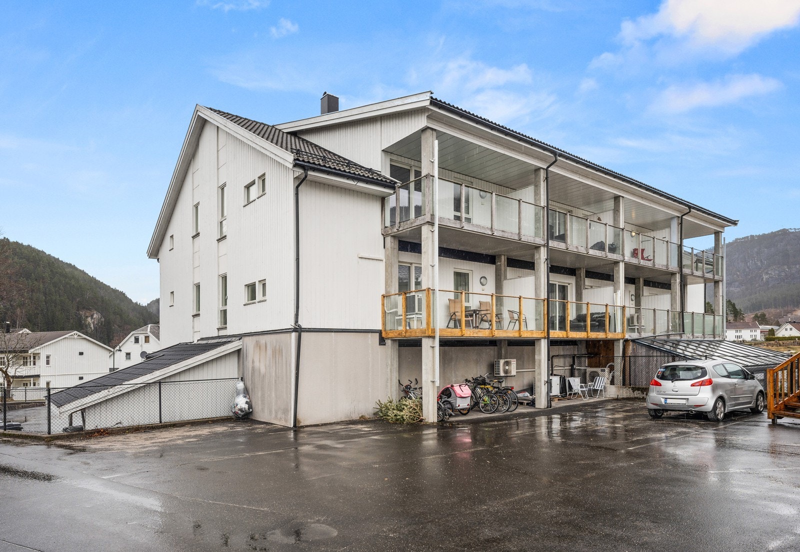 En leilighet med alt til rette - her er garasje i byggets kjeller med heis opp til leiligheten Galleribilde