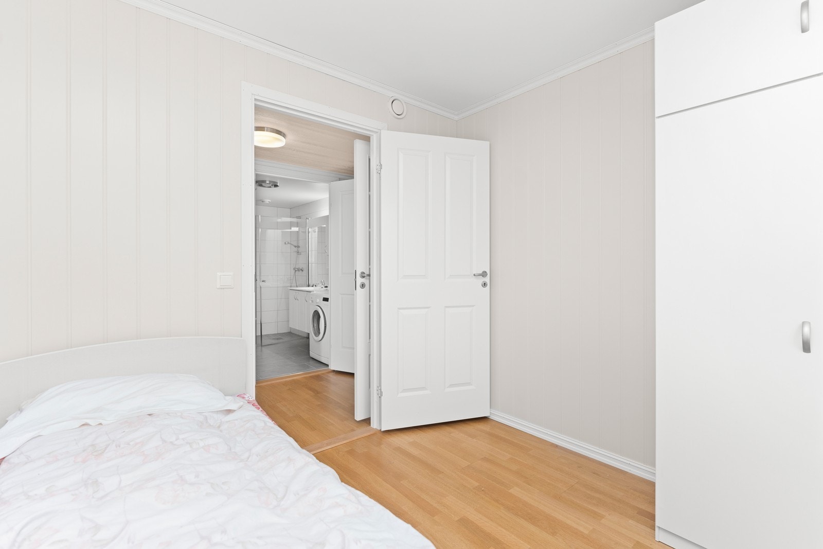 Soverom 2 med garderobe Galleribilde