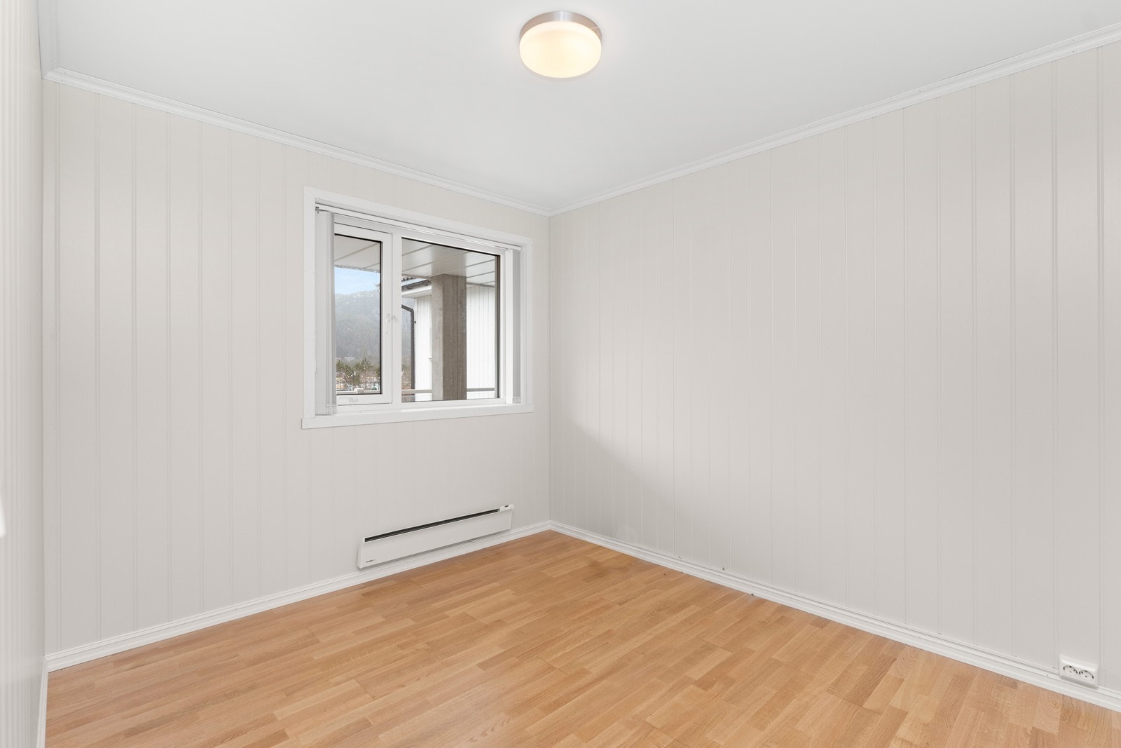 Hovedsoverom har også skyvedørsgarderobe som er langs vegg som ikke er avbildet Galleribilde