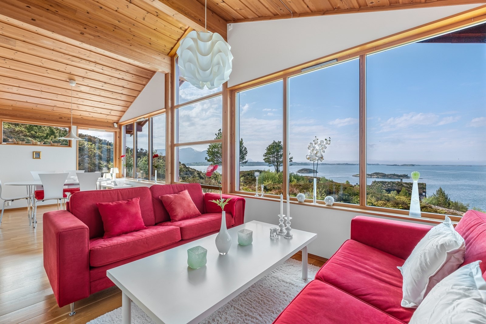 Stue med store vinduer mot havet Galleribilde
