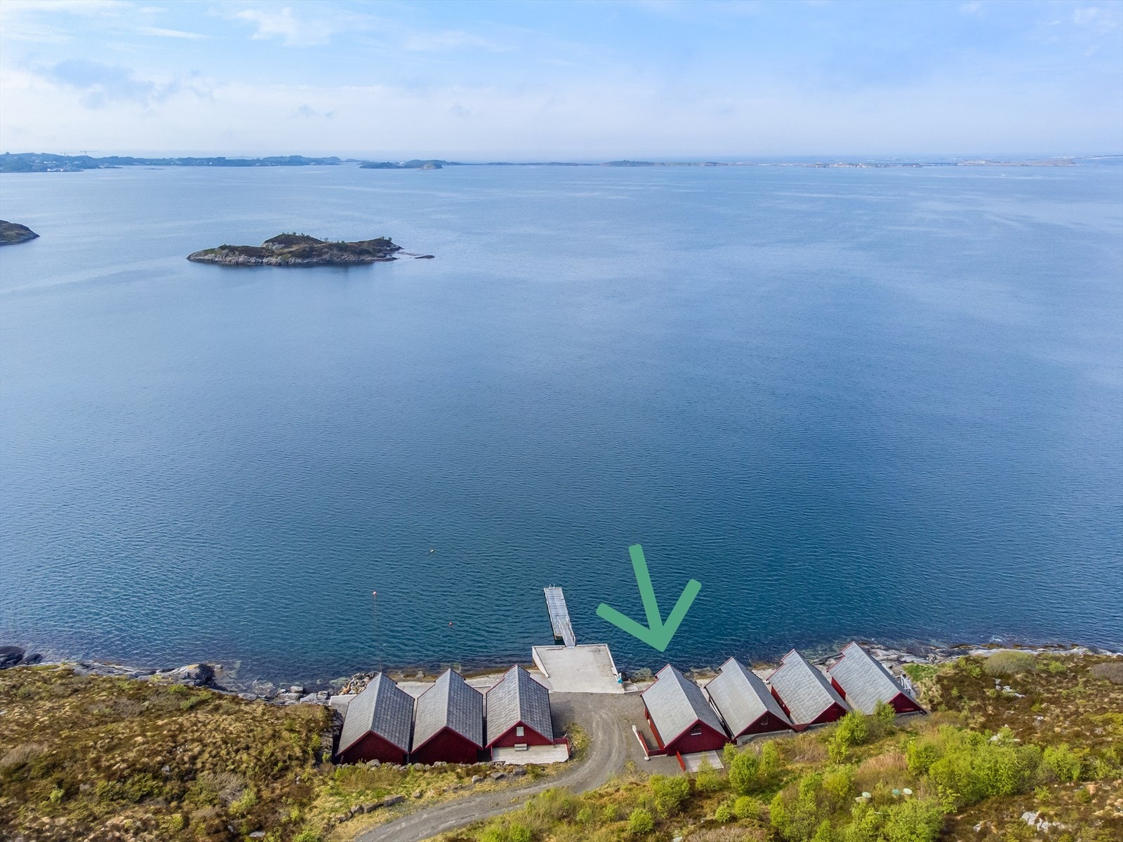 Naustrekke fra landsiden med uteplass på baksiden. Galleribilde