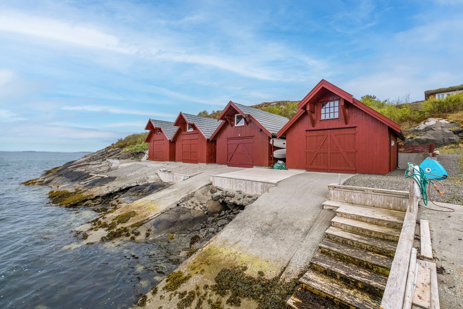 Romslig naust med støpt stø ut i sjøen Galleribilde