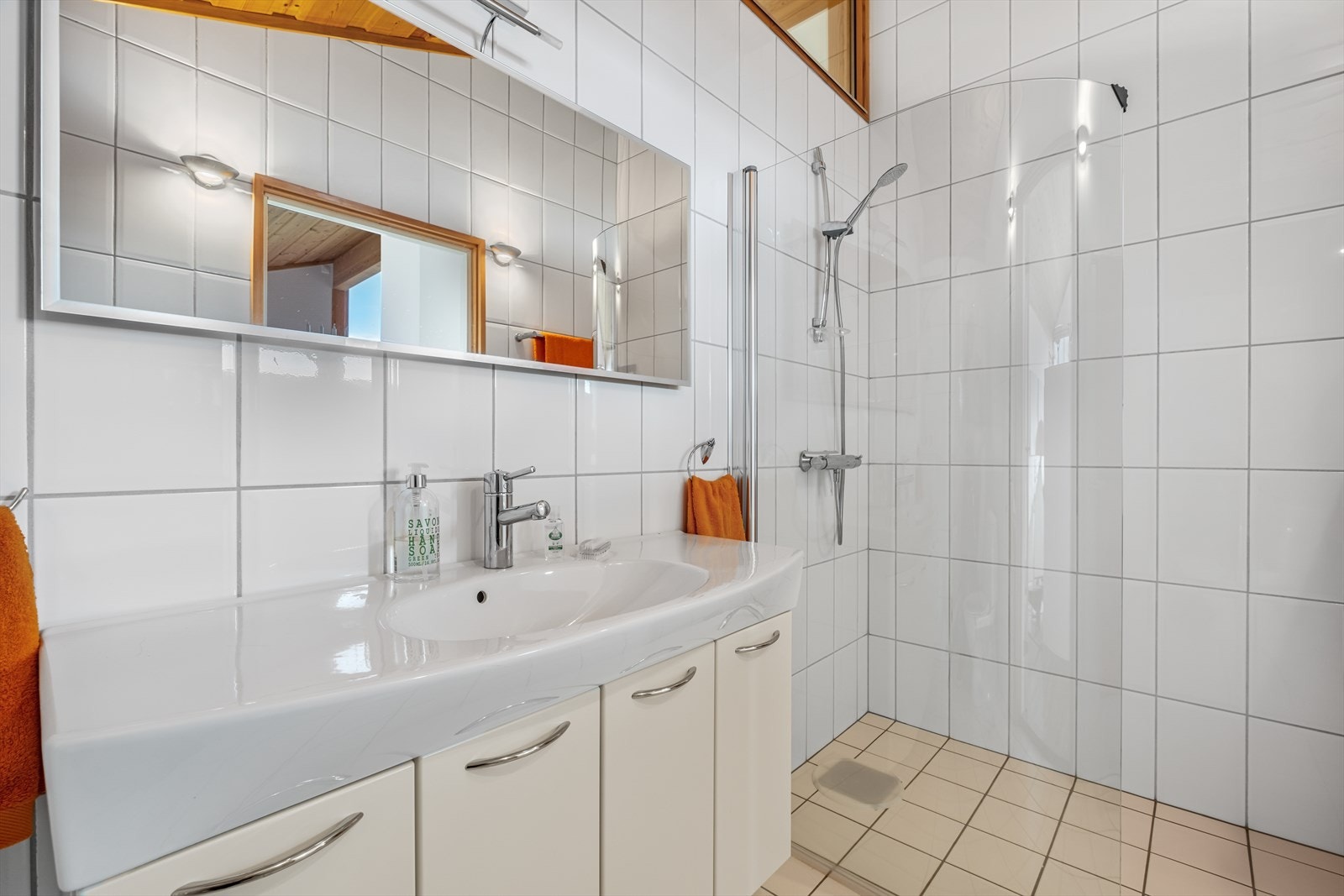 Badet har dusj Galleribilde