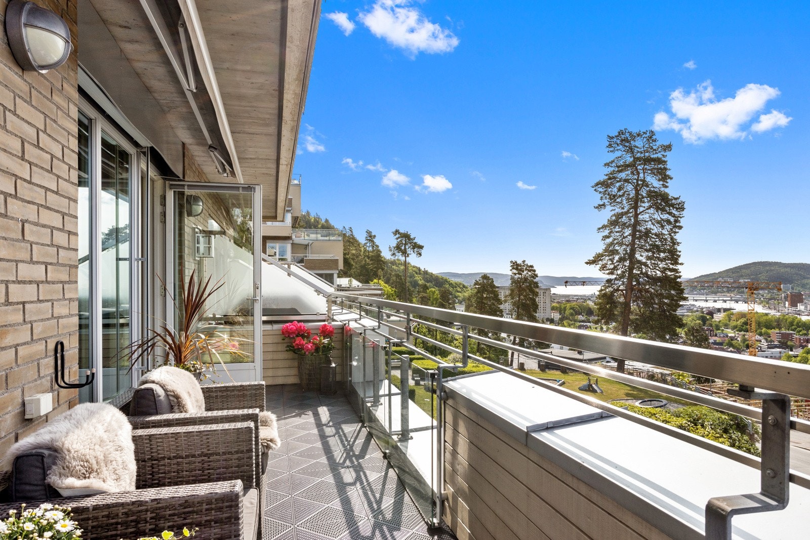 Terasse med plass til sittegruppe, planter og grill. Galleribilde