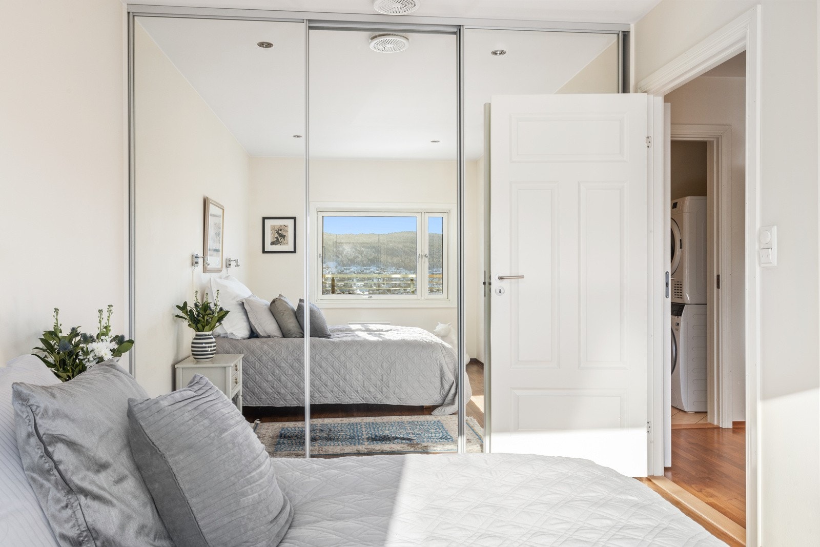 Hovedsoverom med skyvedørsgarderobe. Galleribilde
