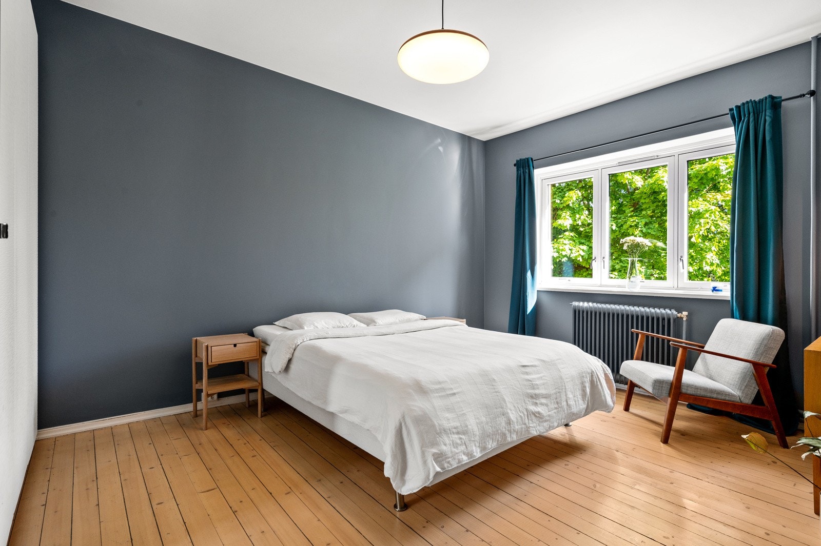 Soverommet har en veldig fin størrelse, hvor du har plass til stor dobbeltseng og diverse oppbevaringsmøbler. Galleribilde