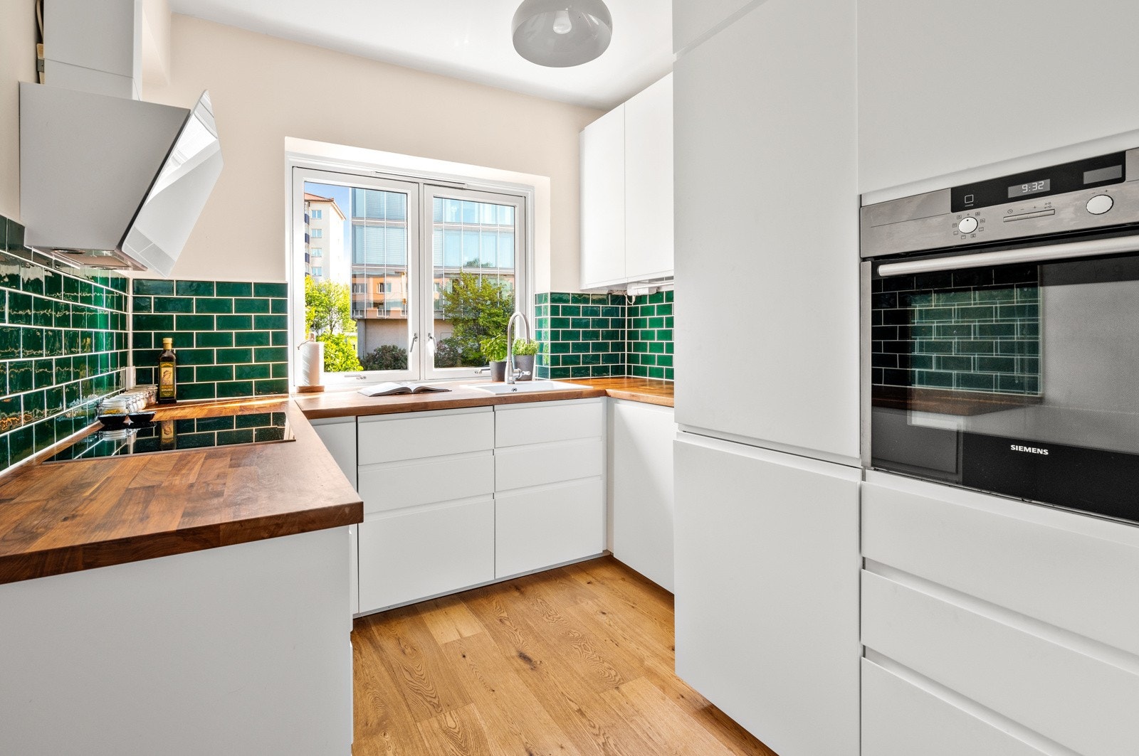 Kjøkkenet var nytt i 2018 hvor du har integrerte hvitevarer som oppvaskmaskin, kjøl/fryseskap, komfyr og induksjonstopp. Galleribilde