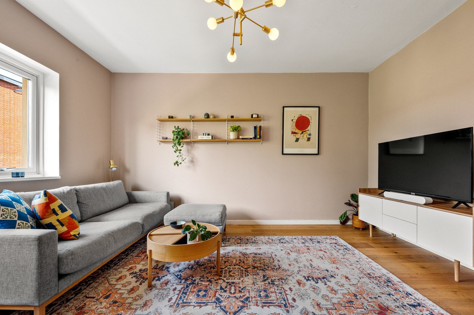 Stuen har en kjempefin størrelse hvor du har rikelig med plass til spisebord, samt tv- og sofagruppe. Galleribilde