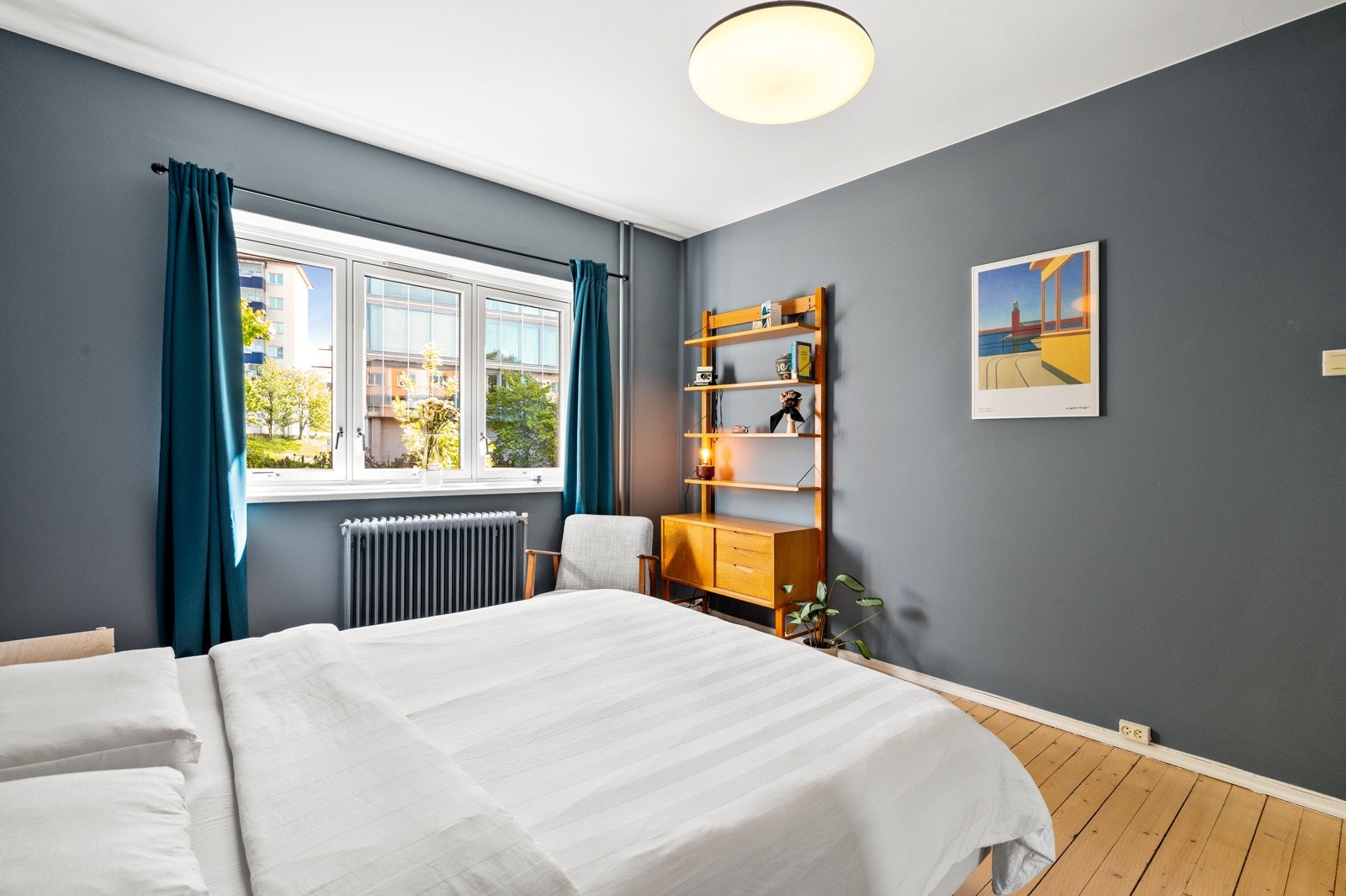 På soverommet vil du også ha god plass til en kontorhjørne. Galleribilde