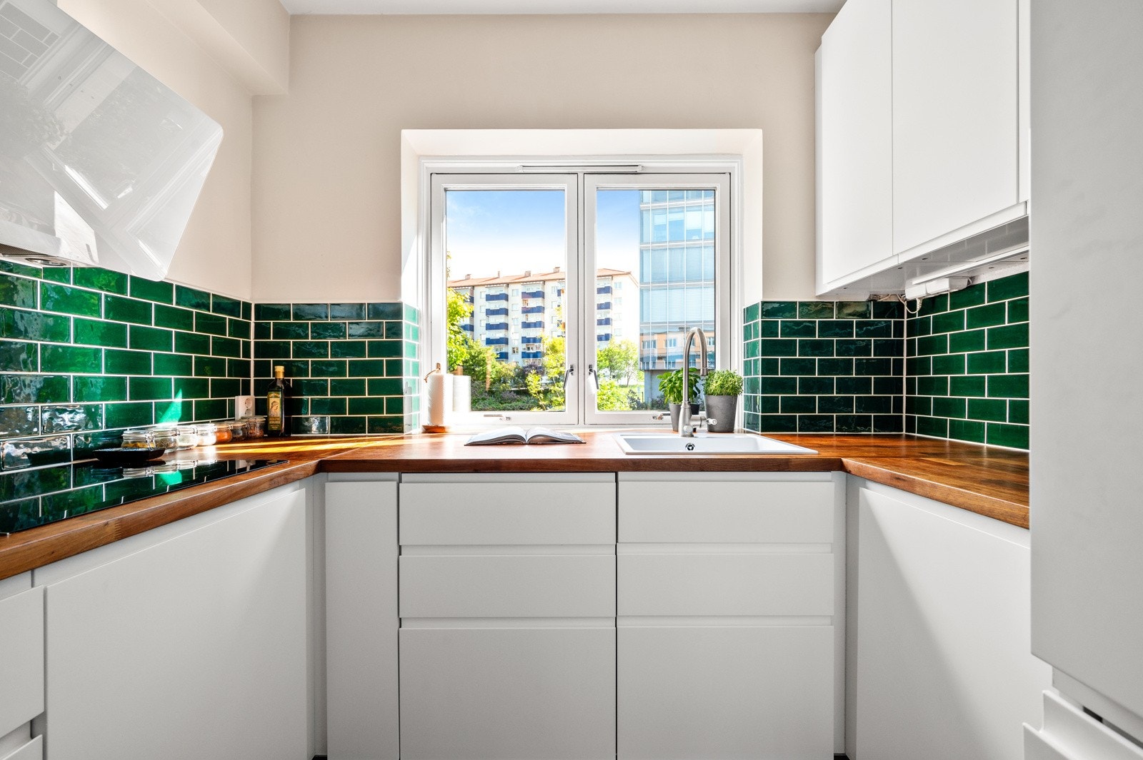 Her får du rikelig med skap - og benkeplass, og med vindu på kjøkken får du også en trivelig atmosfære og godt med lysinnslipp. Galleribilde