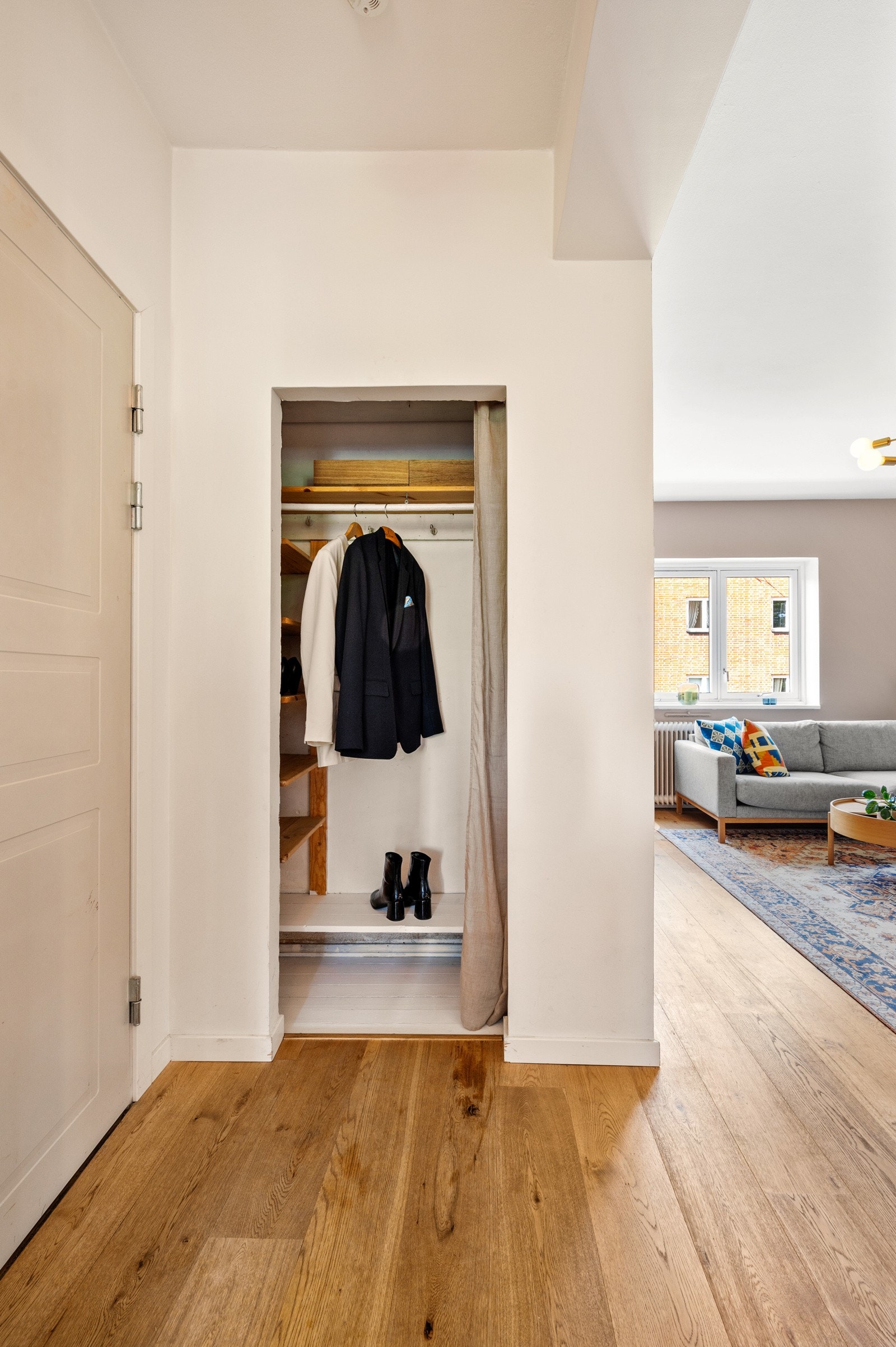 Smart løsning i entré med masse oppbevaringsplass. Galleribilde