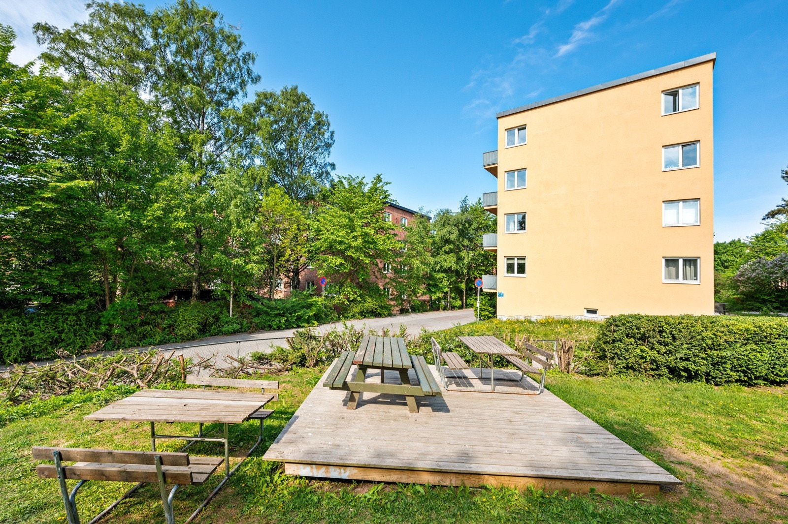 Felleshagen er skjermet, solrik og har sittegrupper. Galleribilde