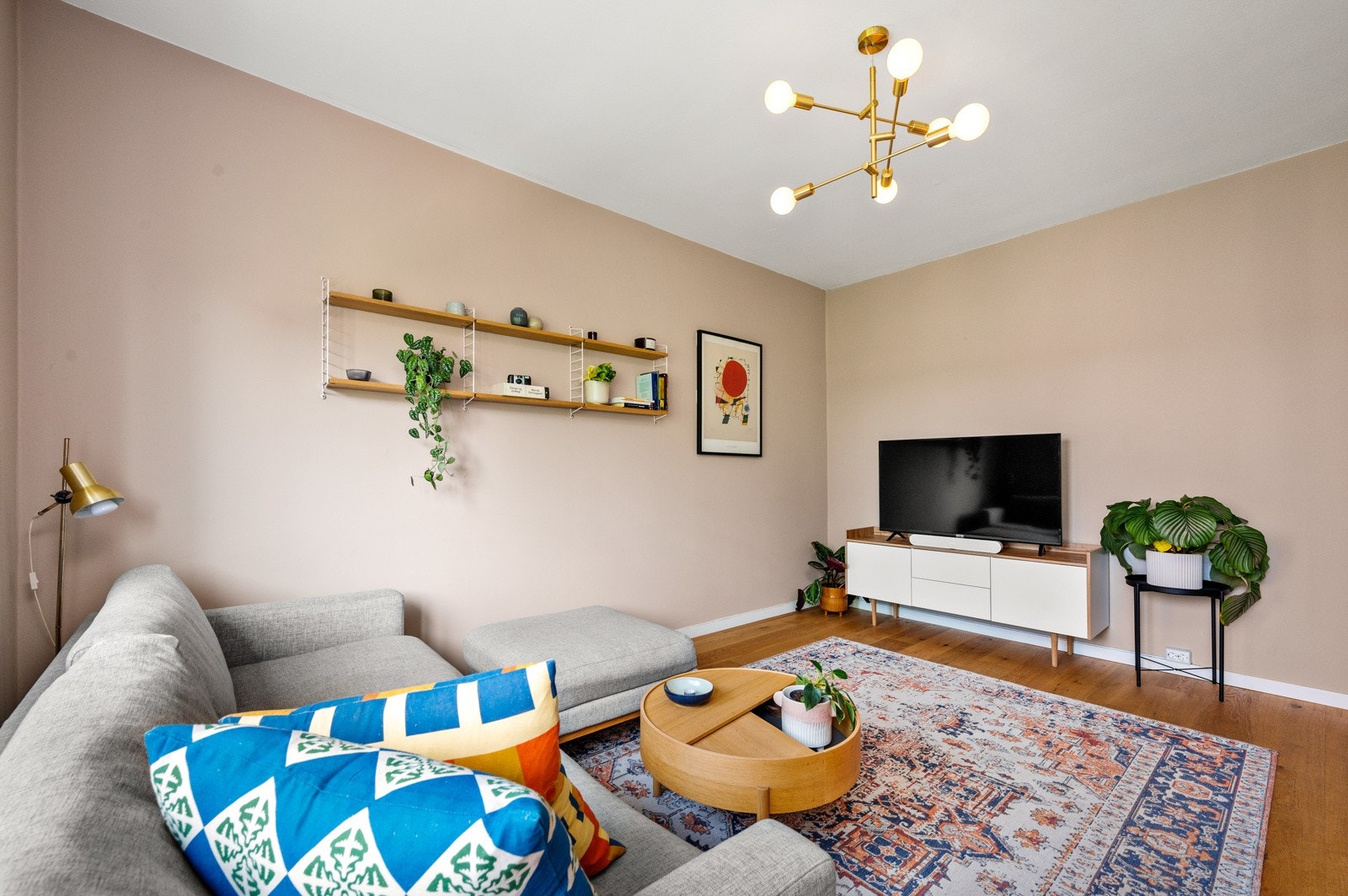 Leiligheten er malt i moderne og behagelige fargetoner, her i stuen er "Devine" fra Jotun Lady Pure Color valgt. Galleribilde