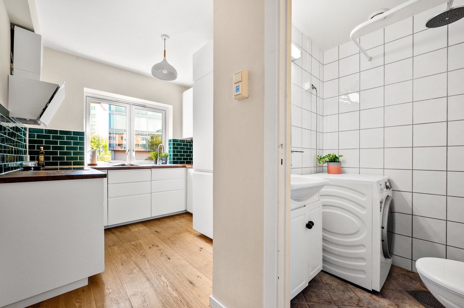 Dersom man ønsker noe mer plass på badet, kan vaskemaskin tas ut, eller byttes ut med en smalere vaskemaskin. Borettslaget har fellesvaskerier som kan benyttes av beboerne. Galleribilde